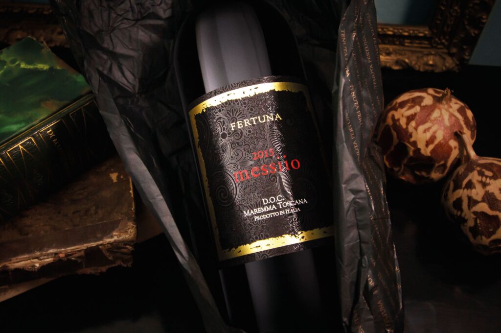 Dettaglio dell’etichetta nera e oro di Fertuna Messiio 2015